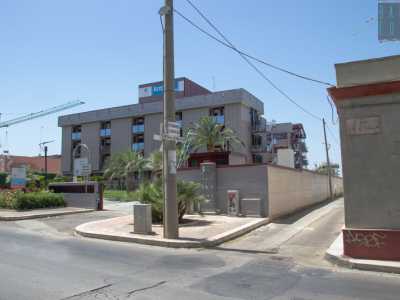 Tramite una traversa di via Camillo Rosalba si costeggia sulla sinistra villa Costantino 